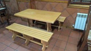 Mesa y bancos de madera