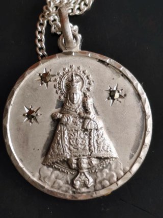 Cadena con medalla de plata de "la Santina"