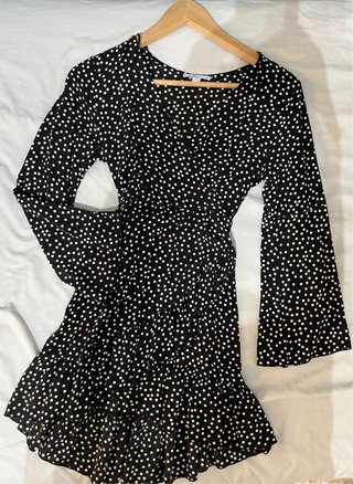 Vestido negro de lunares blancos de manga larga