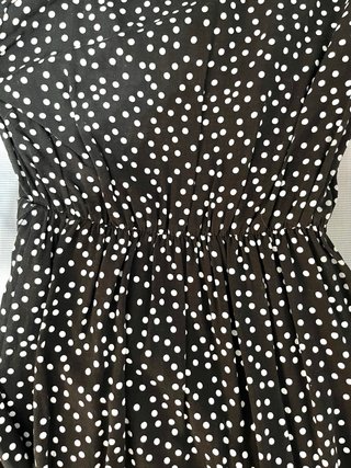 Vestido negro de lunares blancos de manga larga