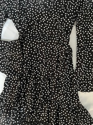 Vestido negro de lunares blancos de manga larga