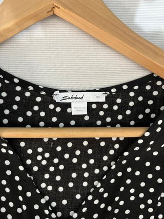 Vestido negro de lunares blancos de manga larga