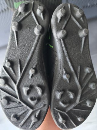Botas de fútbol niño negras y verde  Talla 31