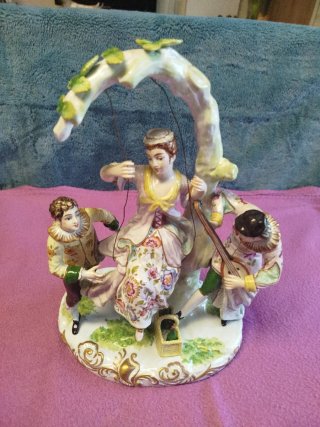 Grupo escultórico porcelana José María Álvarez