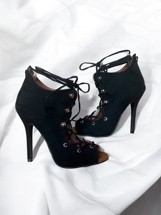 Sandalias de tacón negras con cordones