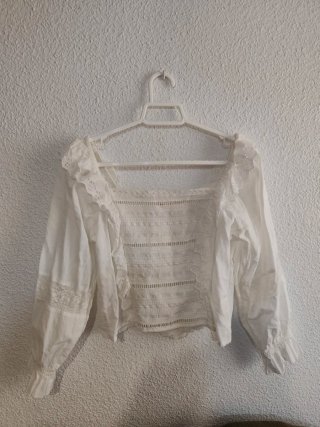 Blusa blanca con encaje