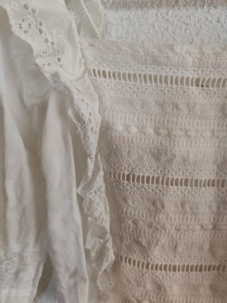 Blusa blanca con encaje
