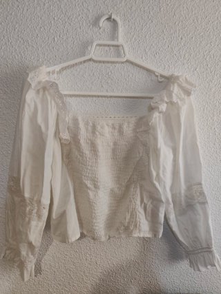 Blusa blanca con encaje
