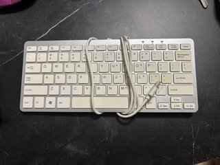 Teclado plateado y blanco