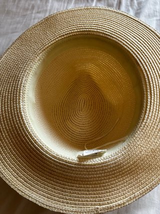 Sombrero de playa beige con lazo negro