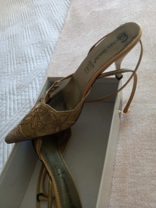 Zapatos tacón Clara Garcia pedrería dorados 39