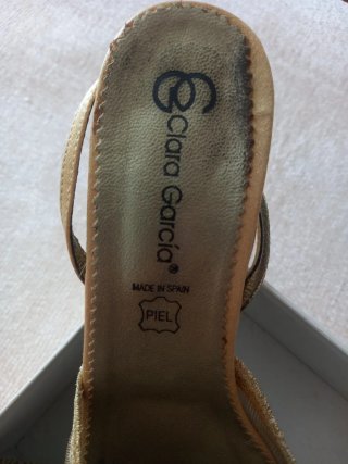 Zapatos tacón Clara Garcia pedrería dorados 39
