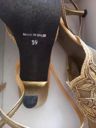 Zapatos tacón Clara Garcia pedrería dorados 39