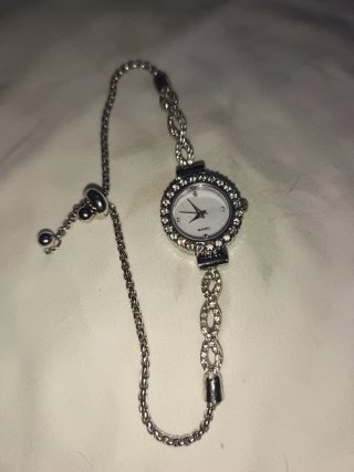 Reloj de pulsera plateado con pedrería