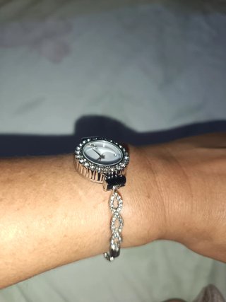 Reloj de pulsera plateado con pedrería