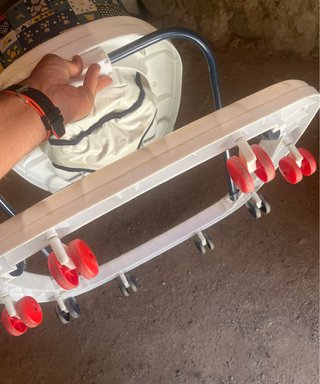 Correpasillos infantil con bandeja de juegos