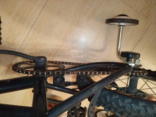 Bicicleta infantil con diseño calavera