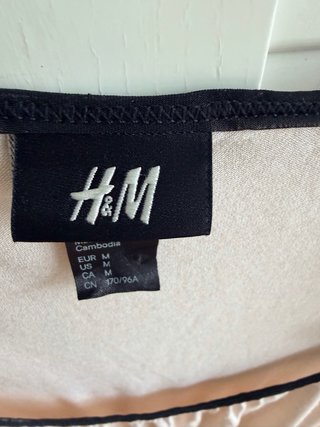 Camiseta H&M volantes manga corta beige