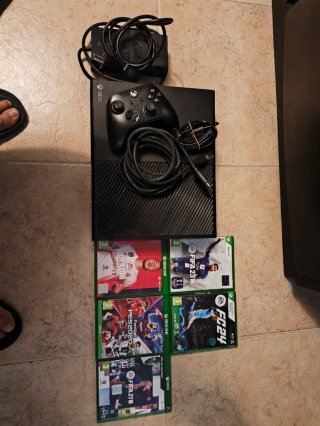 Xbox One con controller e 5 giochi