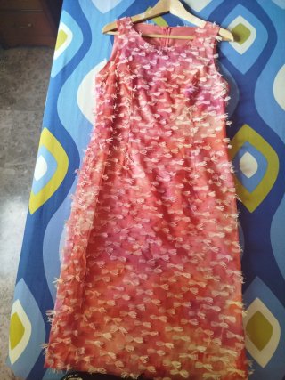 Vestido color coral con lazos rosas
