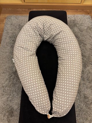 Cojín de embarazo gris con lunares blancos