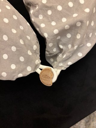 Cojín de embarazo gris con lunares blancos