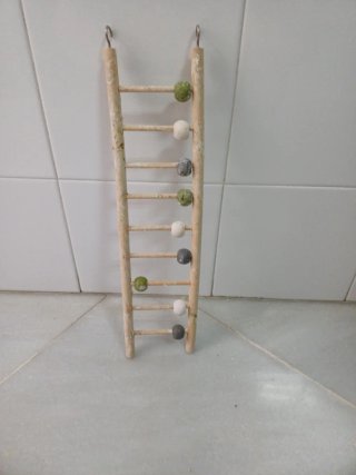 Escalera de madera con cuentas