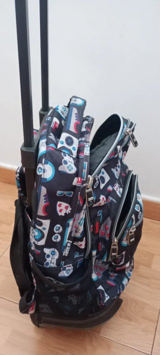 Mochila Totto con ruedas y estampado.