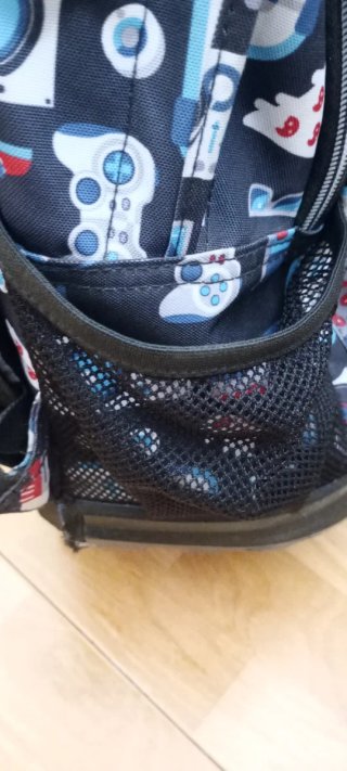Mochila Totto con ruedas y estampado.