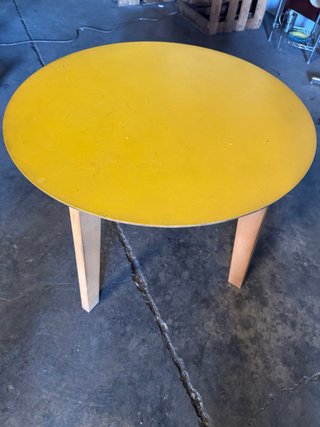 Mesa redonda salón madera