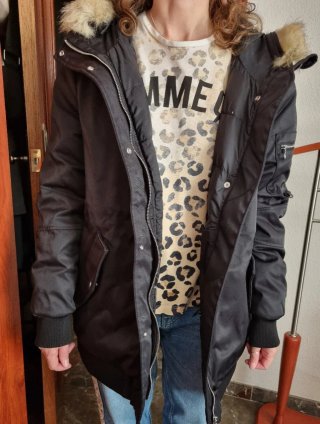Plumífero Zara con capucha y estampado