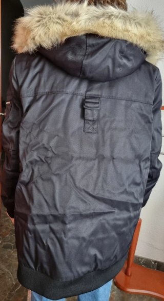 Plumífero Zara con capucha y estampado