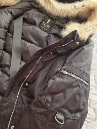 Plumífero Zara con capucha y estampado