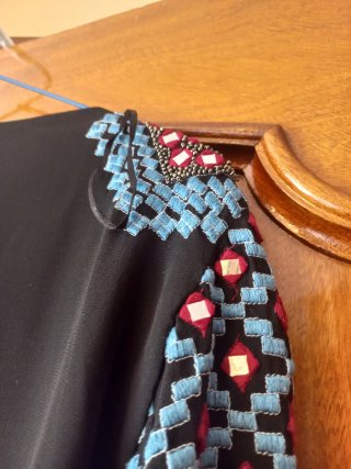 Blazer bordado con cremallera