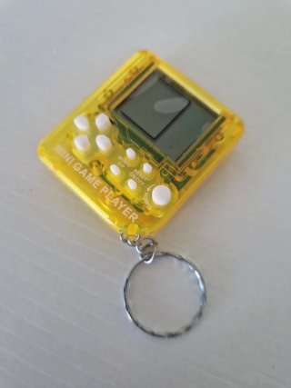 Mini consola Tetris amarilla