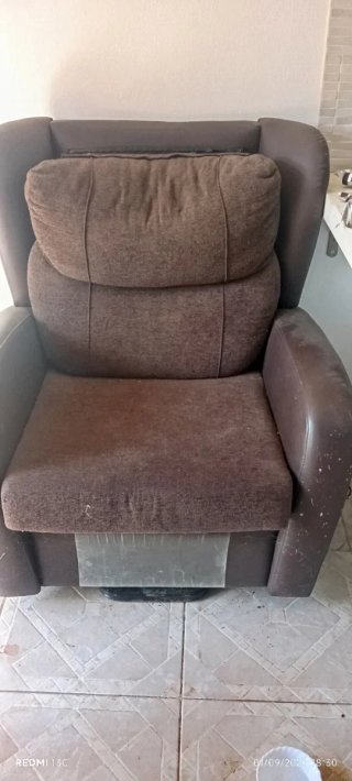 Sillón de tela marrón