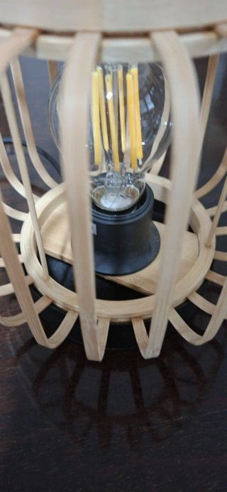 Lámpara de mesa bambú.