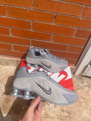 NIKE SHOX R4 GRIS GAMUZA