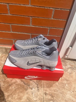 NIKE SHOX R4 GRIS GAMUZA