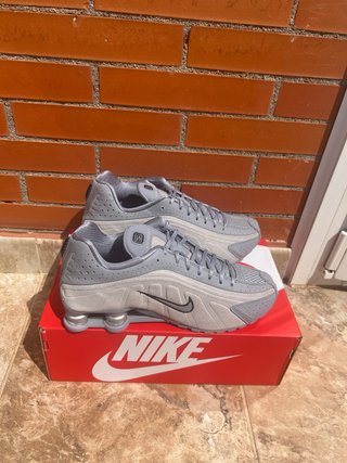 NIKE SHOX R4 GRIS GAMUZA