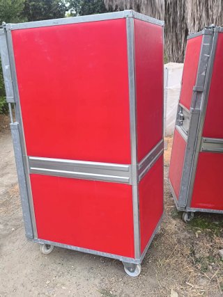 Contenedor isotérmico rojo
