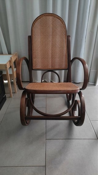 Dolce culla vintage in legno e rattan