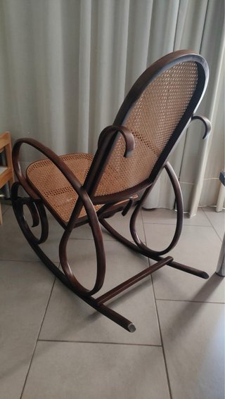 Dolce culla vintage in legno e rattan