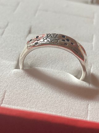 Anillo de acero con diseño