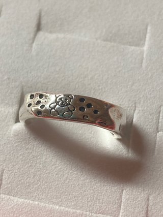 Anillo de acero con diseño