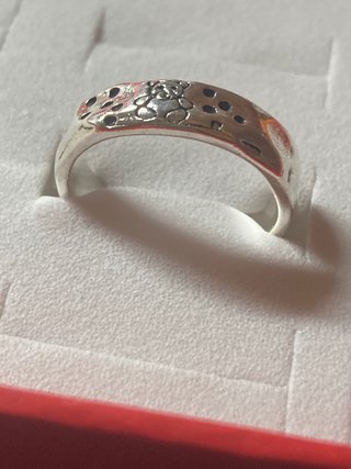 Anillo de acero con diseño