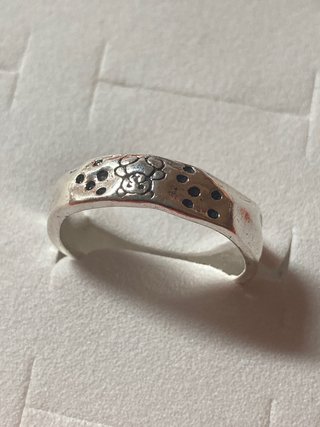 Anillo de acero con diseño