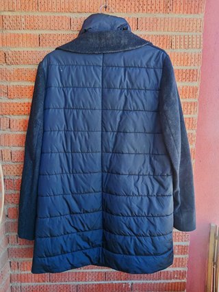 Elegante abrigo azul y gris