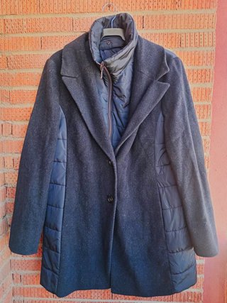 Elegante abrigo azul y gris