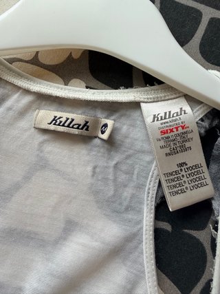 Camiseta Killah volantes blanco y gris